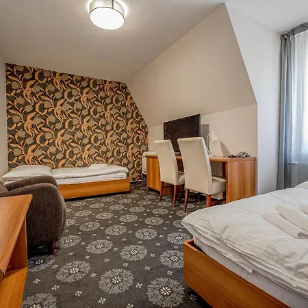 City Hotel 3* Piest'any