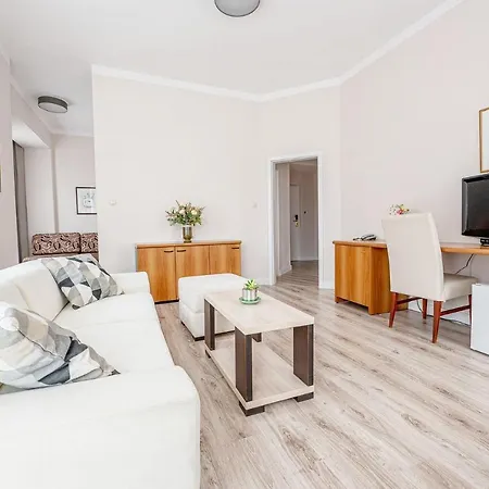 City Hotel Piest'any