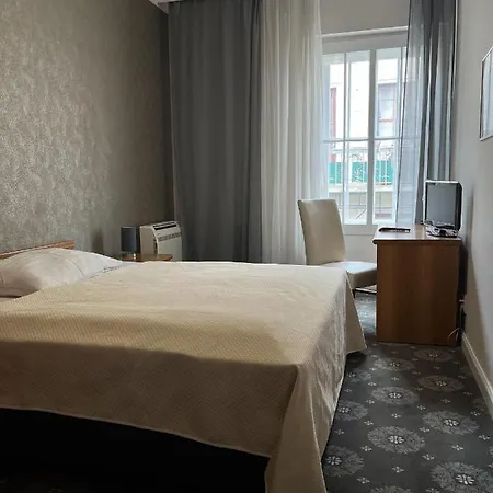 מלון City Hotel פישטני