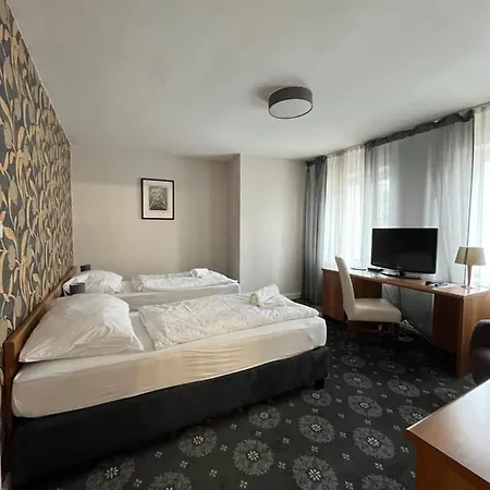City Hotel 3* פישטני