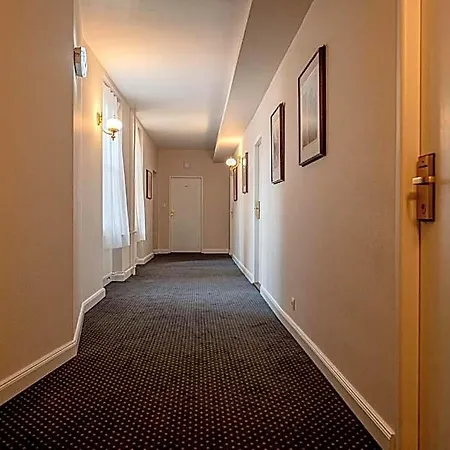 City Hotel מלון