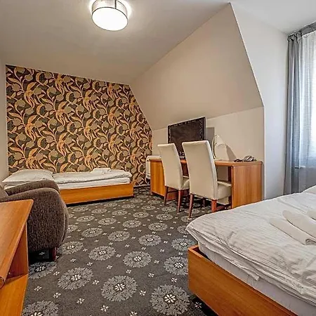 City Hotel 3* פישטני