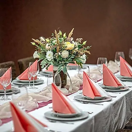 City Hotel פישטני