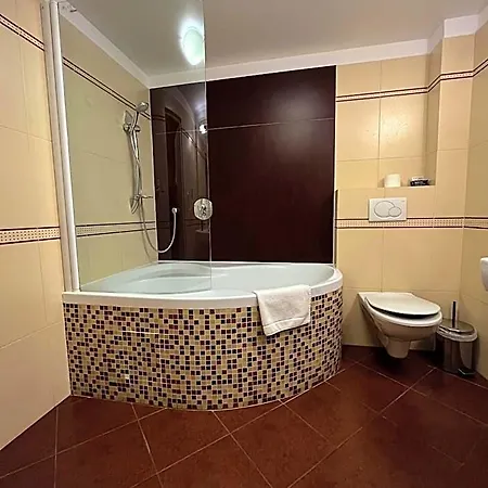 מלון City Hotel פישטני