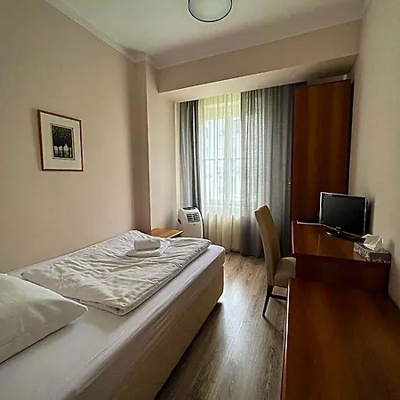 City Hotel פישטני