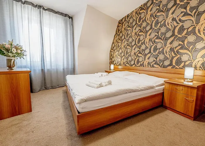 City Hotel 3* Piest'any